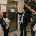 Propietarios revisando una derrama extraordinaria aprobada por la comunidad de propietarios